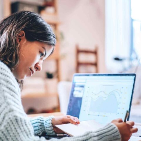 A UX leader calculates ROI using UX metrics to prove the ROI of her team's UX and UI design work.